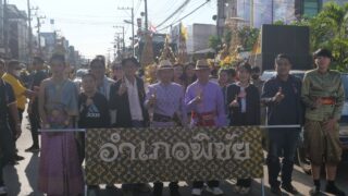 วันที่ 7 มกราคม 2566 วิทยาลัยการอาชีพพิชัย โดยนายอนรรฆ ชนาธินาถพงศ์ ผู้อำนวยการฯ รองผู้อำนวยการฯคณะครู บุคลากร เจ้าหน้าที่ นักเรียน นักศึกษา ฝ่ายพัฒนากิจการนร.นศ. งานกิจกรรมนร. นศ. ร่วมเดินขบวนแห่เครื่องบวงสรวง