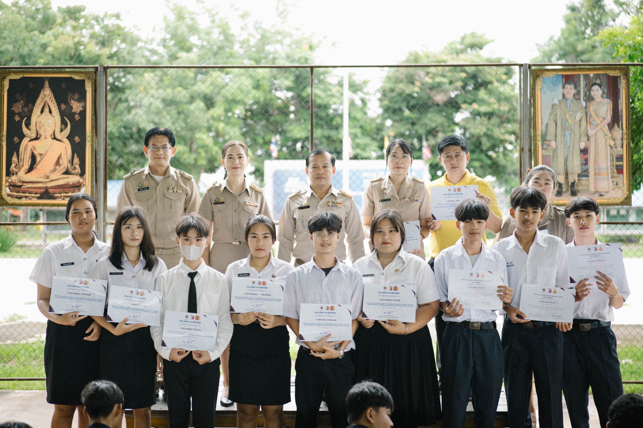 การมอบเกียรติบัตรให้กับนักเรียน นักศึกษา คณะครูแผนกวิชาคอมพิวเตอร์ธุรกิจ ในการเข้าร่วมประกวดโครงการสื่อสาร สร้างสรรค์ รู้เท่าทันยาบ้า (Be Smsrt Say No To Drugs)